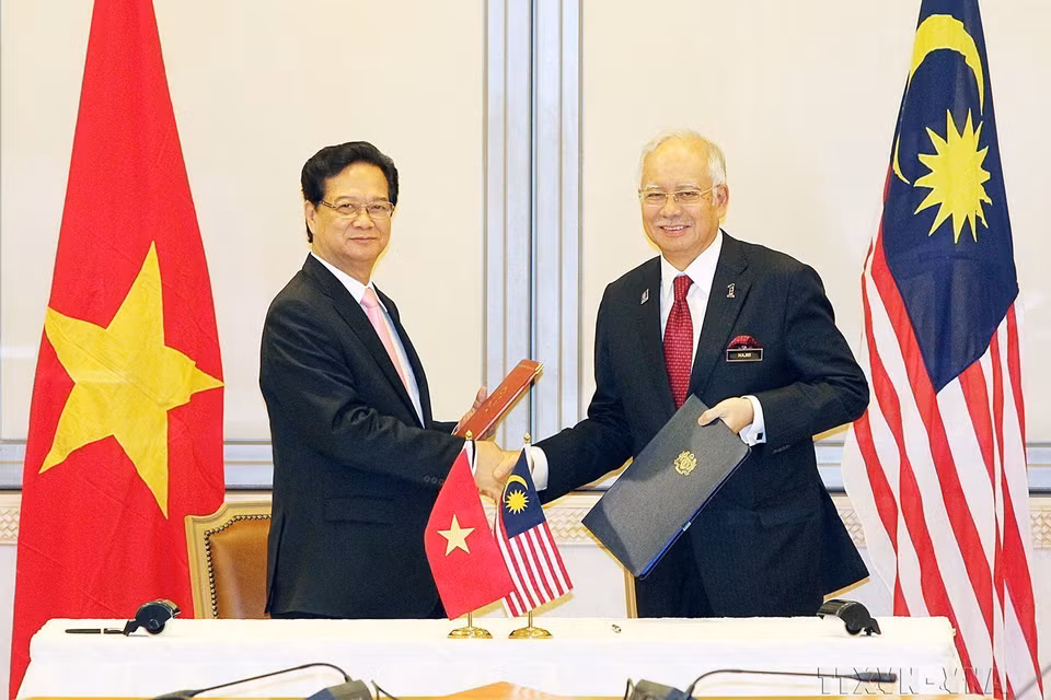 Chiều 7/8/2015, tại Kuala Lumpur, Thủ tướng Nguyễn Tấn Dũng và Thủ tướng Najib Razak ký Tuyên bố về khuôn khổ quan hệ Đối tác chiến lược Việt Nam-Malaysia. (Ảnh: Đức Tám/TTXVN)