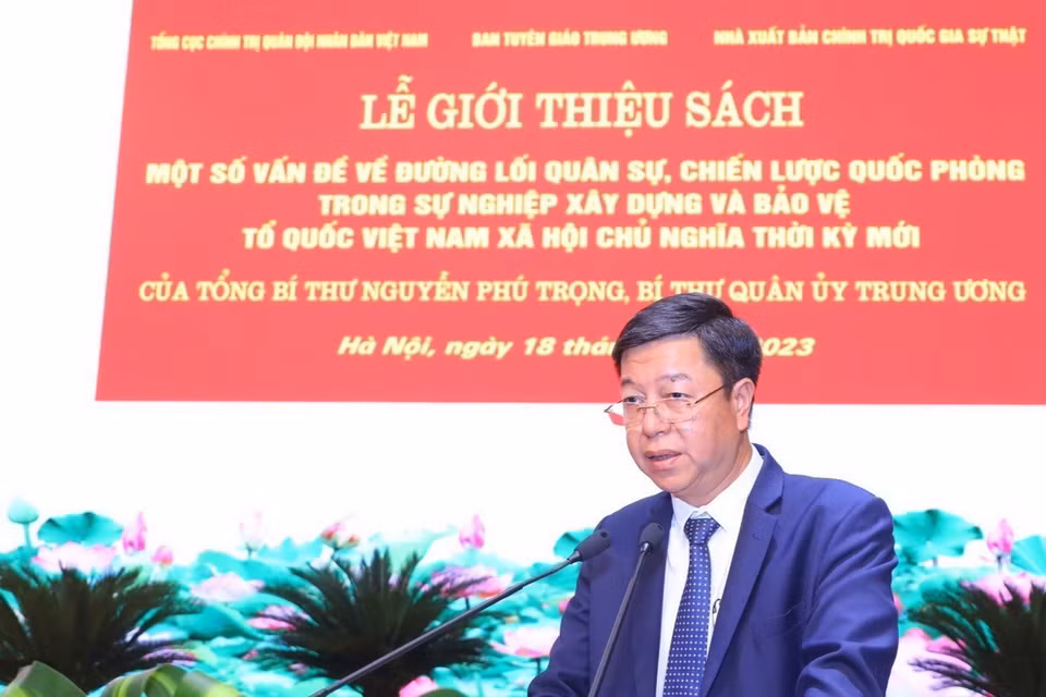 Ông Vũ Trọng Lâm, Giám đốc-Tổng Biên tập Nhà xuất bản Chính trị Quốc gia Sự thật báo cáo tại buổi lễ giới thiệu cuốn sách của Tổng Bí thư Nguyễn Phú Trọng về quân sự, quốc phòng. (Ảnh: Văn Điệp/TTXVN)