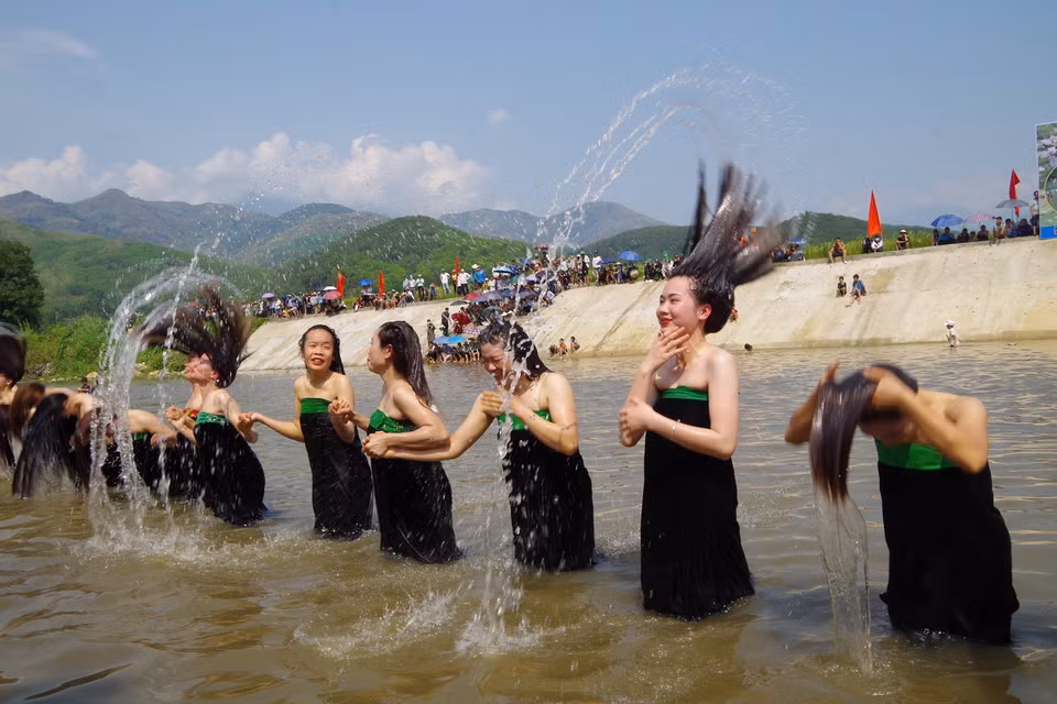 Các cô gái Thái xinh xắn trong bộ trang phục truyền thống tham gia lễ hội Áphôchiêng. (Ảnh: Việt Hoàng/TTXVN)