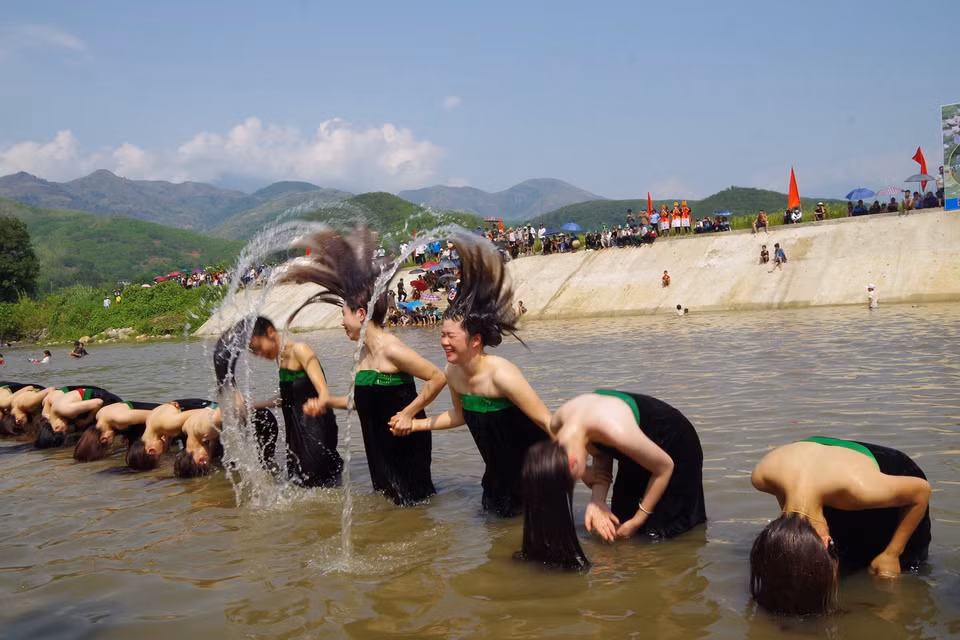 Các cô gái Thái xinh xắn trong bộ trang phục truyền thống tham gia lễ hội Áphôchiêng. (Ảnh: Việt Hoàng/TTXVN)