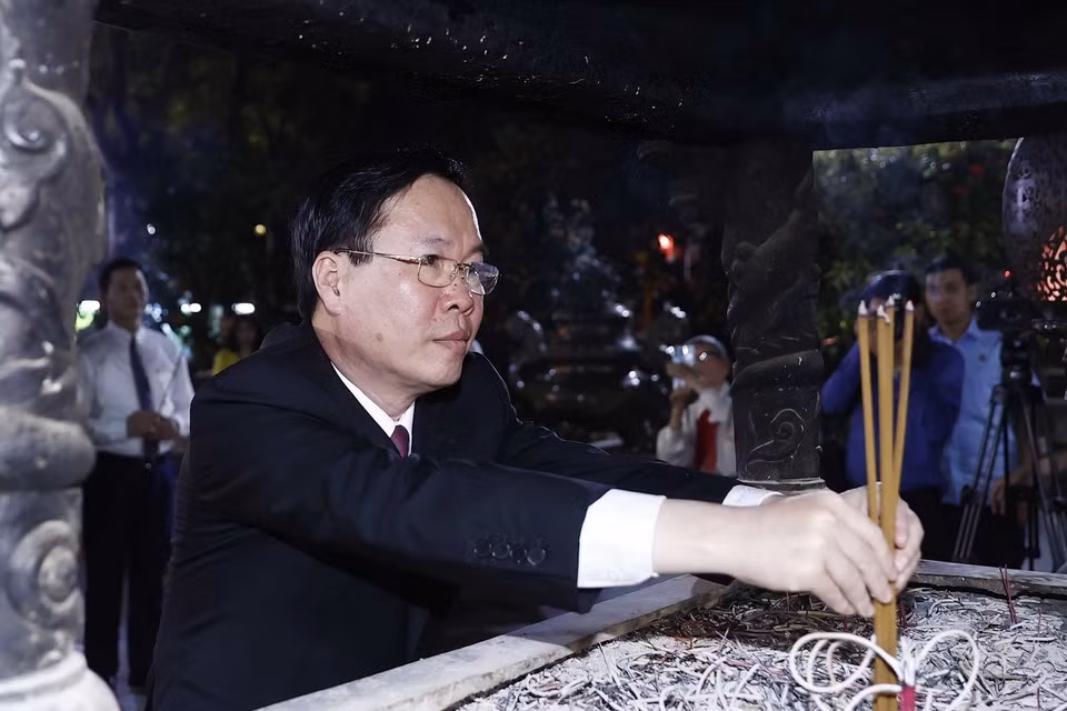 Chủ tịch nước dâng hương tưởng niệm các vị vua nhà Lý tại di tích Quốc gia đặc biệt Đền Đô. (Ảnh: Thống Nhất/TTXVN)