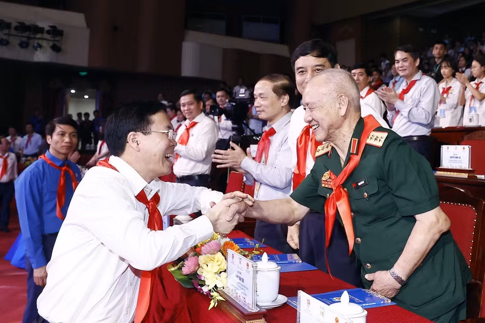 Chủ tịch nước Võ Văn Thưởng với các đại biểu dự Lễ kỷ niệm. (Ảnh: Thống Nhất/TTXVN)