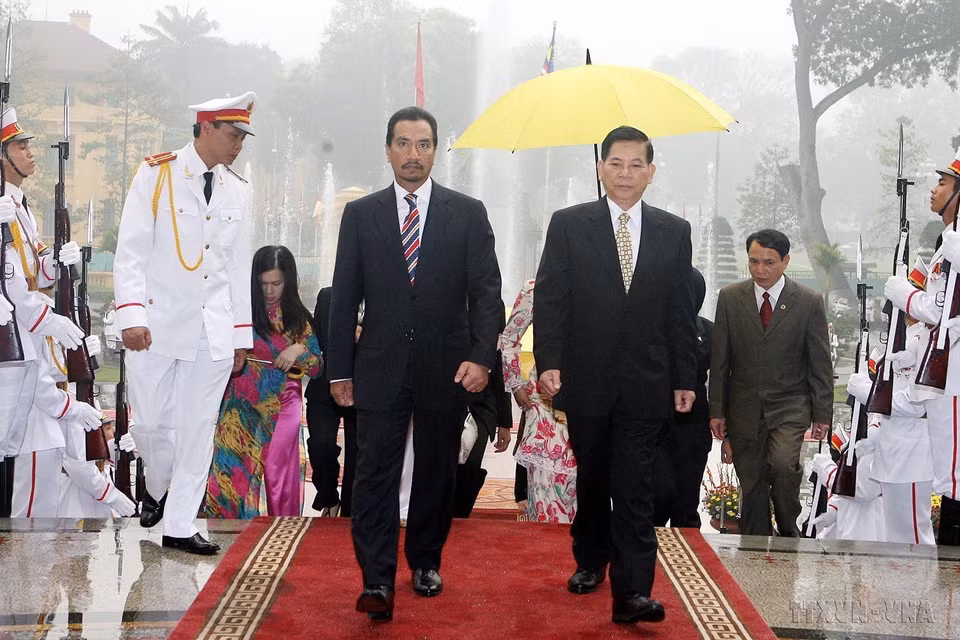 Chủ tịch nước Nguyễn Minh Triết chủ trì lễ đón Quốc vương Malaysia Sultan Mizan Zainal Abidin thăm chính thức Việt Nam, ngày 12/3/2009. (Ảnh: Nguyễn Khang/TTXVN)