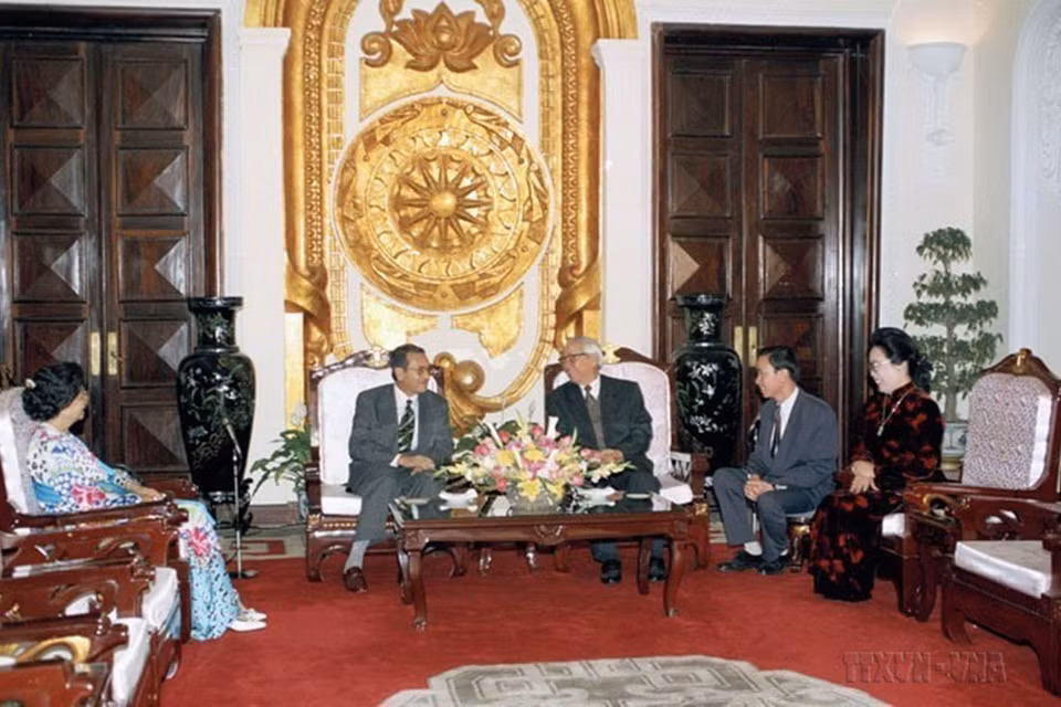 Thủ tướng Võ Văn Kiệt và Phu nhân tiếp Thủ tướng Malaysia và Phu nhân thăm chính thức Việt Nam từ 7-9/3/1996. (Ảnh: Minh Đạo/TTXVN)