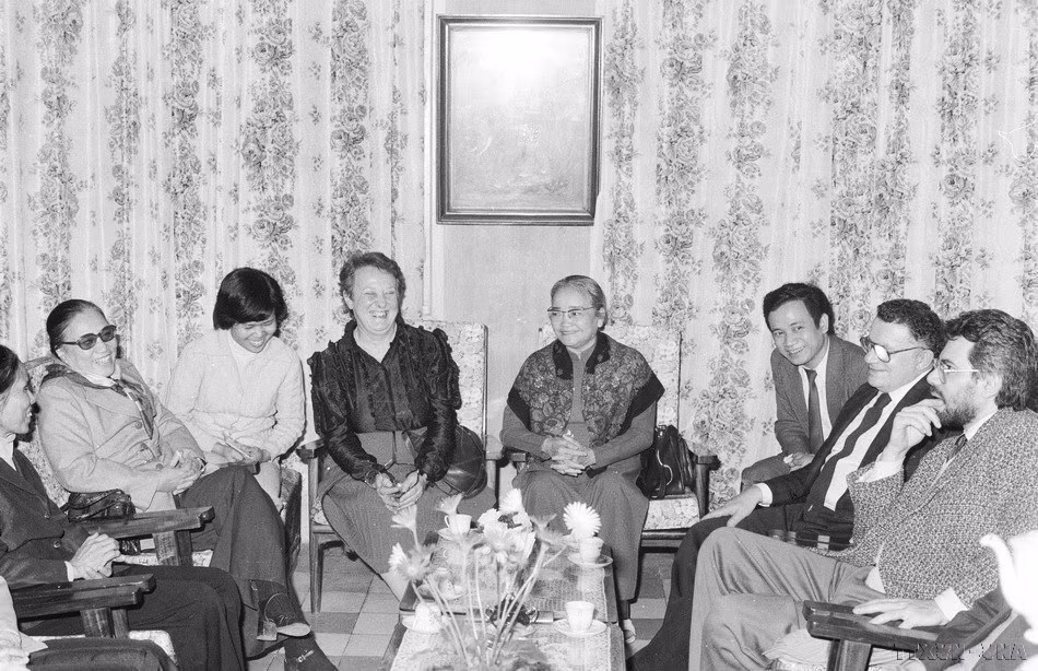 Chủ tịch Hội liên hiệp phụ nữ Việt Nam Nguyễn Thị Định tiếp Đoàn đại biểu Đảng Cộng sản Italy do bà Giglia Tedesco Tatò, Ủy viên Ban lãnh đạo Đảng Cộng sản Italy, Phó Chủ tịch Thượng viện dẫn đầu, ngày 15/2/1985. (Ảnh: Xuân Lâm/TTXVN)