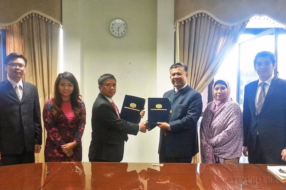 Phiên đàm phán thứ 3 Bản ghi nhớ Việt Nam-Malaysia về việc làm của người lao động Việt Nam tại Malaysia và Bản ghi nhớ giữa hai Chính phủ về việc tuyển dụng và bố trí lao động giúp việc gia đình Việt Nam tại Malaysia, ngày 19/5/2015. (Ảnh: Kim Dung/TTXVN)
