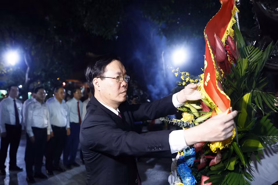 Chủ tịch nước Võ Văn Thưởng thắp hương tưởng niệm các vị vua nhà Lý tại di tích Quốc gia đặc biệt Đền Đô. (Ảnh: Thống Nhất/TTXVN)