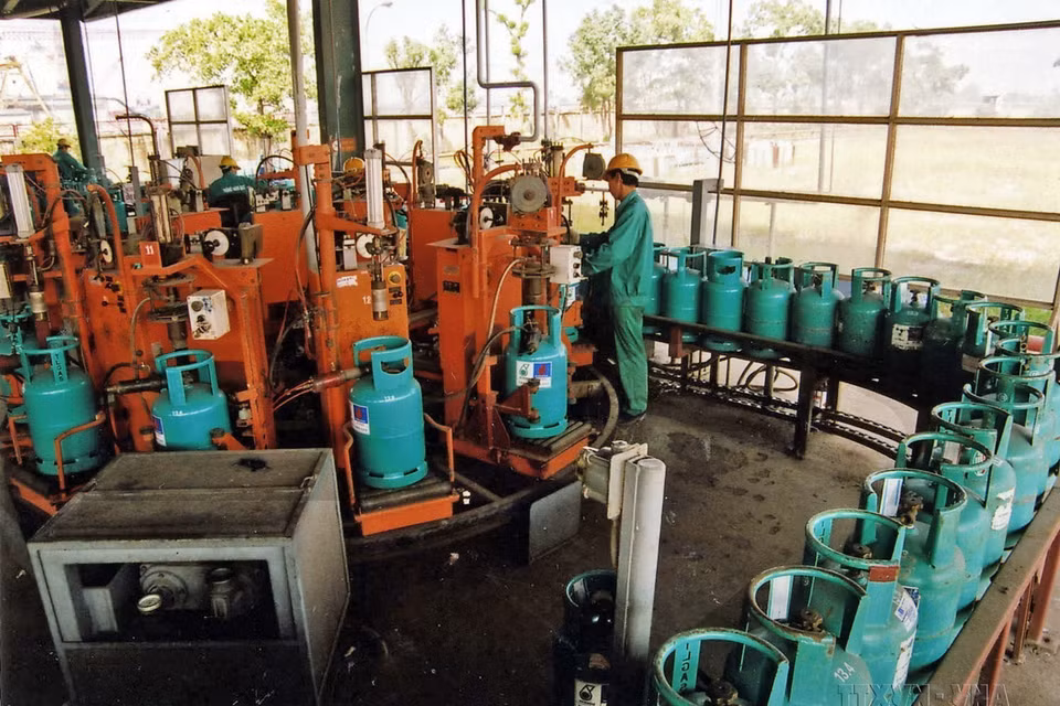 Dây chuyền chiết nạp gas tại nhà máy của Công ty liên doanh khí hóa lỏng Thăng Long, Liên doanh giữa Tổng công ty khí Việt Nam và Công ty dầu khí Malaysia. (Ảnh: Hà Thái/TTXVN)