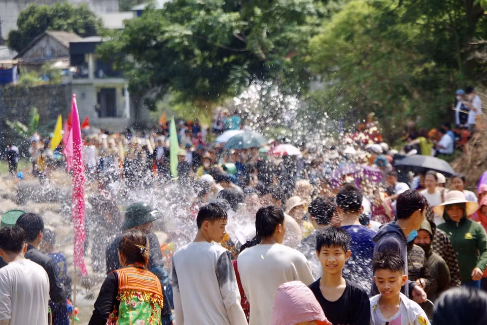 Khi tới lễ hội Then Kin Pang, người dân và du khách không thể bỏ lỡ phần thi té nước. (Ảnh: Việt Hoàng/TTXVN)