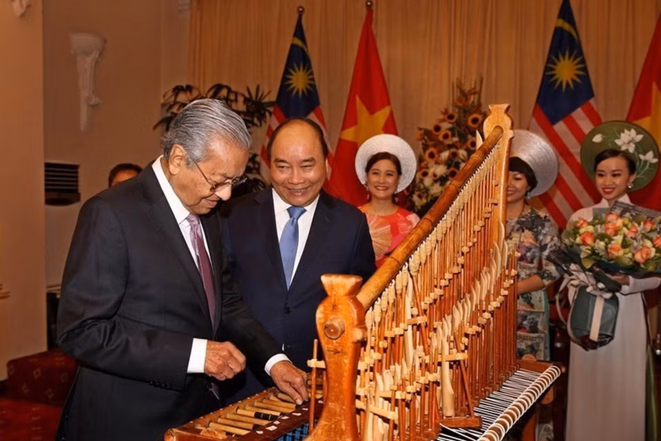 Thủ tướng Malaysia Mahathir Mohamad trải nghiệm nhạc cụ truyền thống Việt Nam, ngày 27/8/2019. (Ảnh: Dương Giang/TTXVN)
