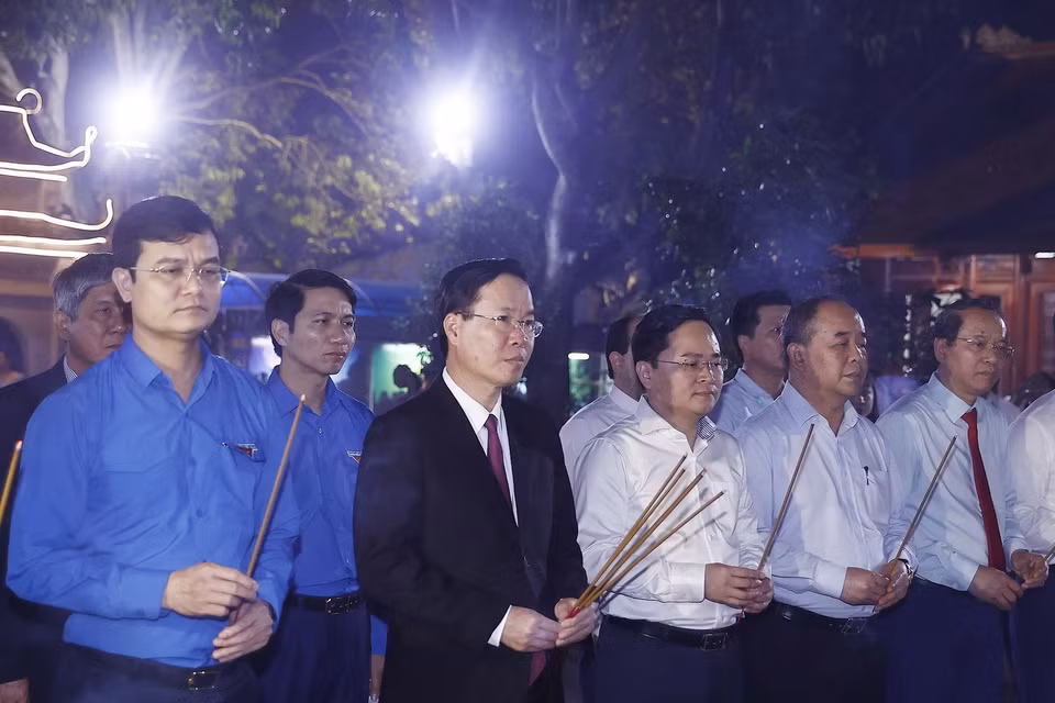Chủ tịch nước Võ Văn Thưởng về dâng hương tưởng niệm các vị vua nhà Lý tại di tích Quốc gia đặc biệt Đền Đô. (Ảnh: Thống Nhất/TTXVN)