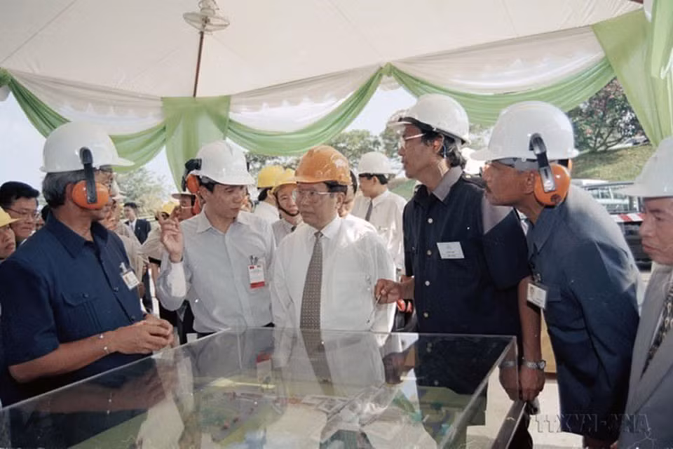 Chủ tịch nước Trần Đức Lương thăm Tập đoàn Gold Hope trong chuyến thăm chính thức Malaysia, ngày 17/3/1998. (Ảnh: Trọng Nghiệp/TTXVN)