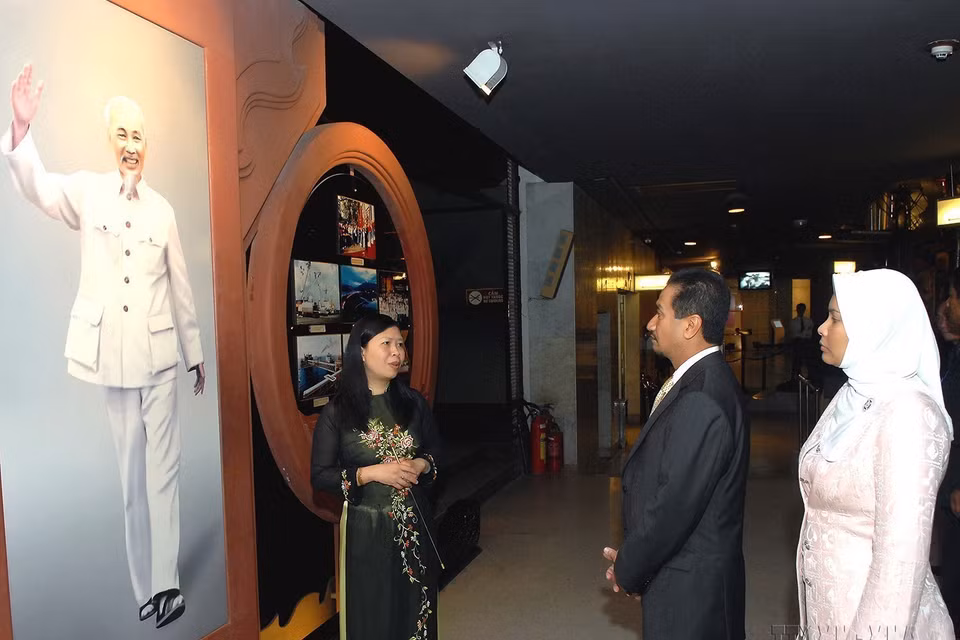 Quốc vương Malaysia Sultan Mizan Zainal Abidin và Hoàng hậu tham quan Bảo tàng Hồ Chí Minh, ngày 13/3/2009. (Ảnh: Nhan Sáng/TTXVN)