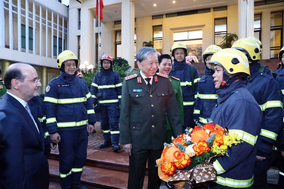 Đại tướng Tô Lâm, Bộ trưởng Bộ Công an thăm hỏi và động viên cán bộ, chiến sỹ Đoàn công tác Bộ Công an đi cứu nạn, cứu hộ tại Thổ Nhĩ Kỳ. (Ảnh: Phạm Kiên/TTXVN)