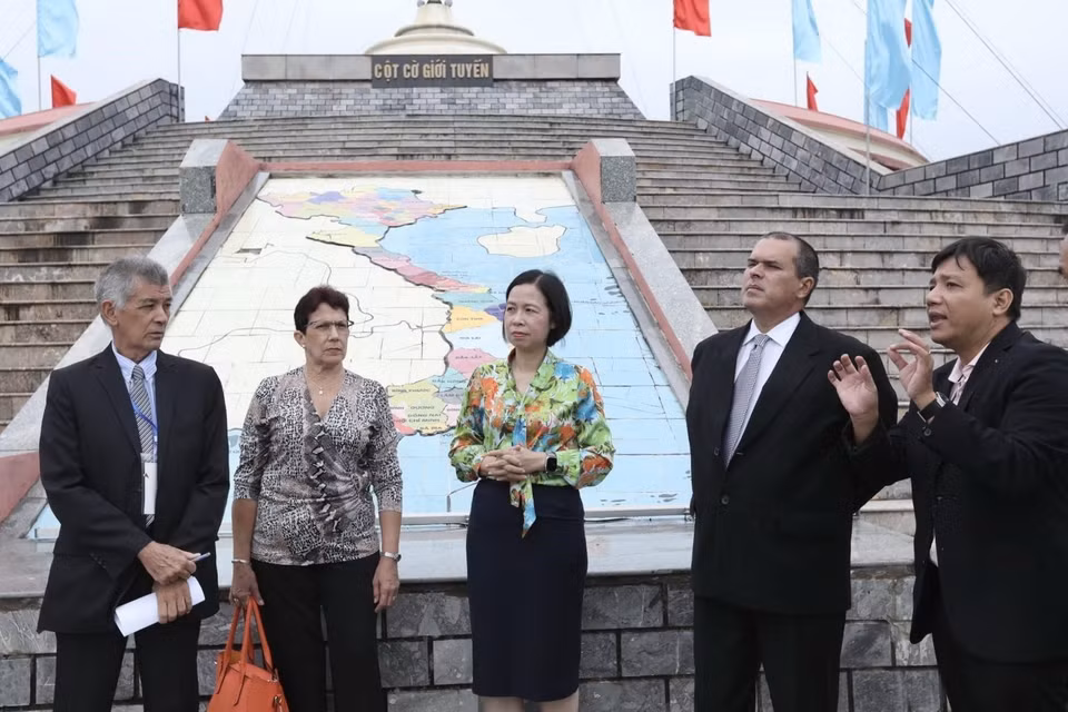 Tổng giám đốc TTXVN Vũ Việt Trang và Chủ tịch Thông tấn xã Prensa Latina (Cuba) Luis Enrique González Acosta thăm Di tích Kỳ đài Hiền Lương. (Ảnh: Minh Quyết/TTXVN)