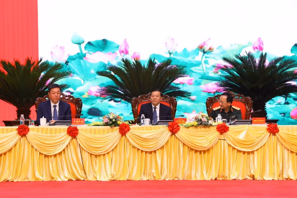 Các đại biểu chủ trì buổi lễ giới thiệu cuốn sách của Tổng Bí thư Nguyễn Phú Trọng về quân sự, quốc phòng. (Ảnh: Văn Điệp/TTXVN)