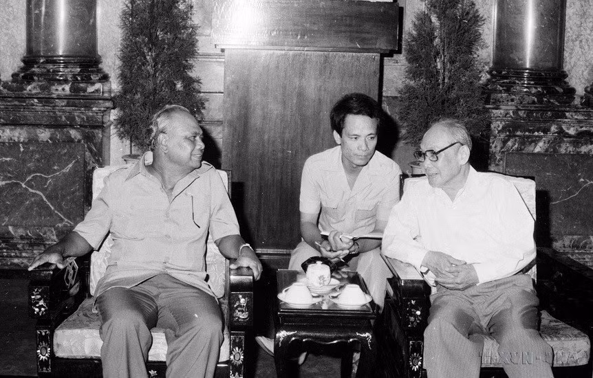 Chủ tịch Hội đồng Nhà nước Võ Chí Công tiếp Phó Thủ tướng Malaysia Abdul Ghafar bin Baba, ngày 27/8/1988. (Ảnh: Kim Hùng/TTXVN)
