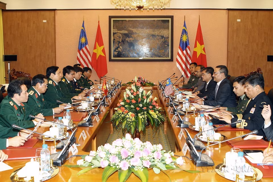 Bộ trưởng Quốc phòng Phùng Quang Thanh hội đàm với Bộ trưởng Quốc phòng Malaysia Dato Seri Hishammuddin Tun Hussein thăm chính thức Việt Nam, ngày 1/11/2013. (Ảnh: Trọng Đức/TTXVN)