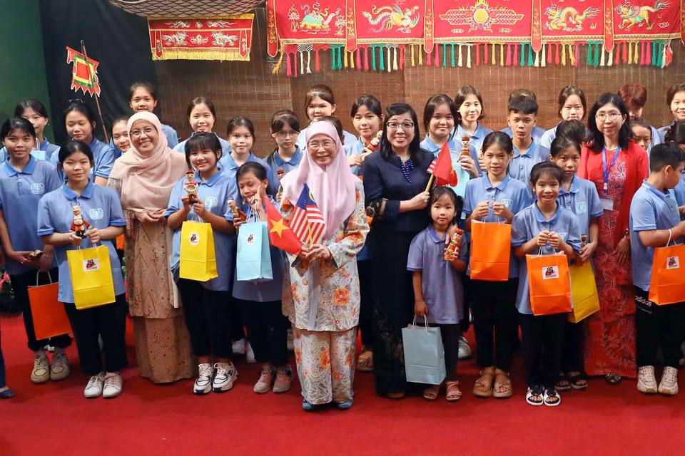 Phu nhân Thủ tướng Việt Nam Lê Thị Bích Trân và Phu nhân Thủ tướng Malaysia Dato' Seri Dr. Wan Azizah binti Dr. Wan Ismail với các em nhỏ có hoàn cảnh khó khăn. (Ảnh: Phạm Kiên/TTXVN)