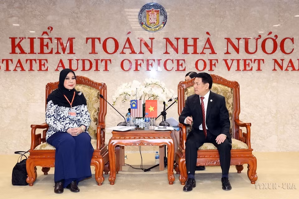 Chiều 17/9/2018, tại Hà Nội, Tổng Kiểm toán Nhà nước Hồ Đức Phớc tiếp bà Madinah Binti Mohamad, Tổng Kiểm toán Nhà nước Malaysia sang Việt Nam dự Đại hội các cơ quan kiểm toán tối cao châu Á lần thứ 14 (ASOSAI - XIV). (Ảnh: Trọng Đức/TTXVN)