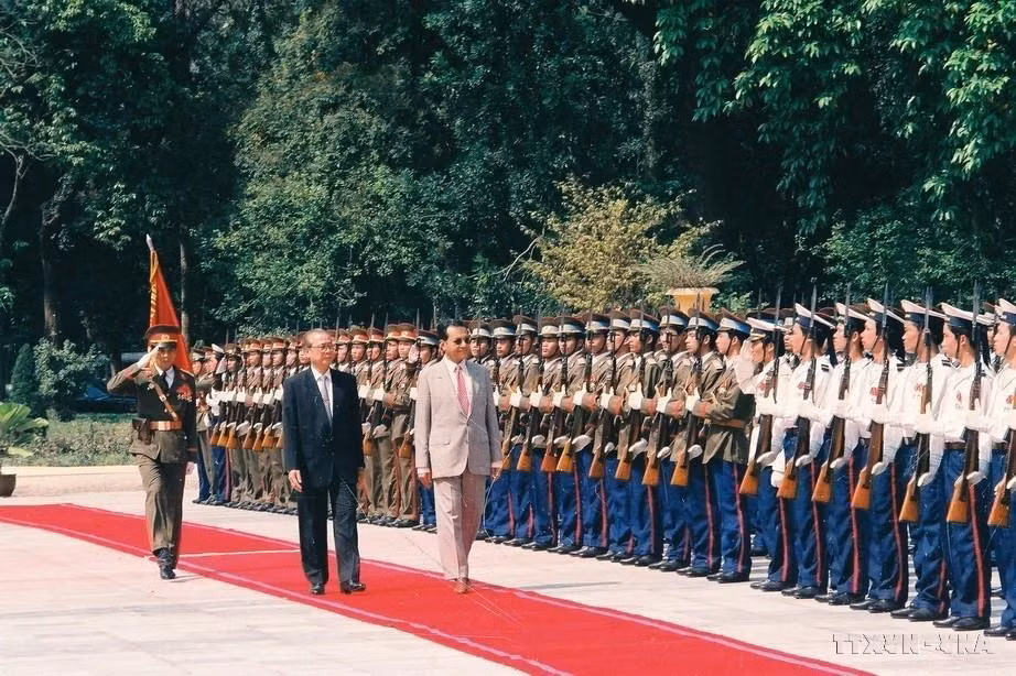 Chủ tịch Hội đồng Bộ trưởng Võ Văn Kiệt chủ trì lễ đón Thủ tướng Malaysia Mahathir Mohamad thăm chính thức Việt Nam, ngày 19/4/1992. (Ảnh: Kim Hùng/TTXVN)