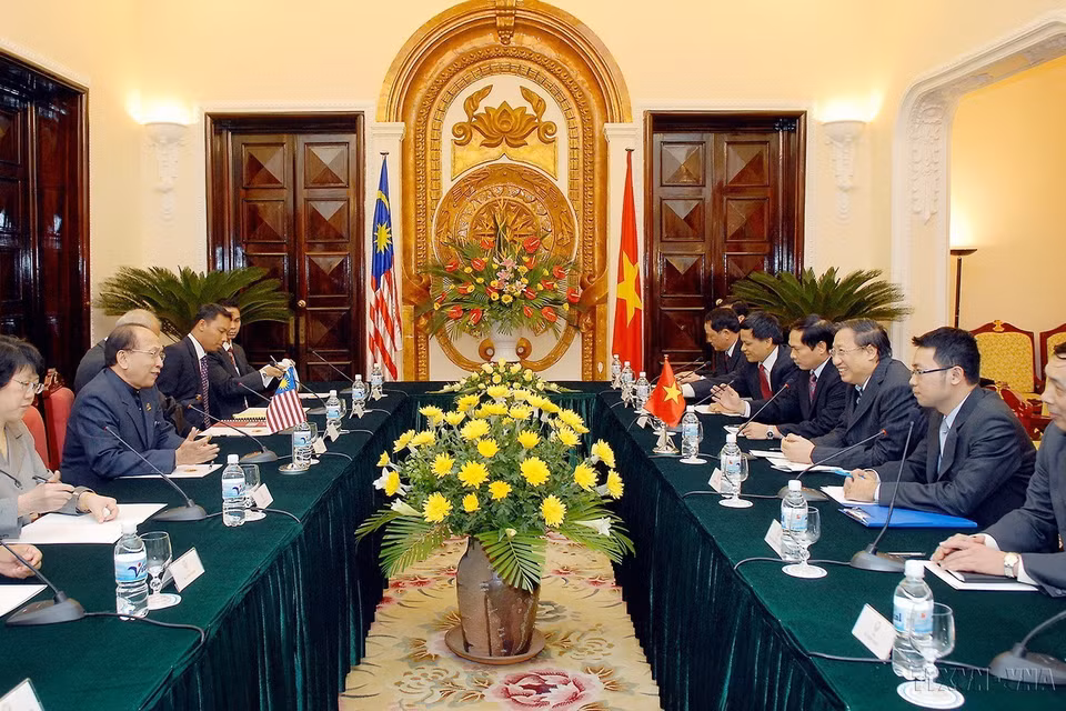 Phó Thủ tướng, Bộ trưởng Ngoại giao Phạm Gia Khiêm hội đàm với Bộ trưởng Ngoại giao Malaysia Rais Yatim thăm Việt Nam, ngày 12/11/2008. (Ảnh: Nhan Sáng/TTXVN)
