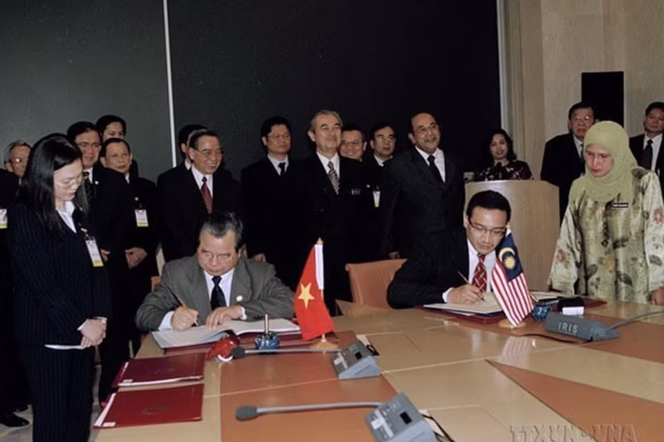 Ký kết hợp tác giữa Bộ Giáo dục Việt Nam và Bộ Giáo dục Malaysia trước sự chứng kiến của Thủ tướng Phan Văn Khải và Thủ tướng Abdullah Ahmad Badawi, ngày 21/4/2004. (Ảnh: Thế Thuần/TTXVN)