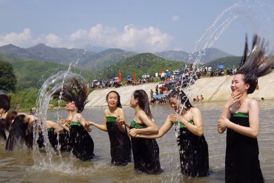 Các cô gái Thái xinh xắn trong bộ trang phục truyền thống tham gia lễ hội Áphôchiêng. (Ảnh: Việt Hoàng/TTXVN)