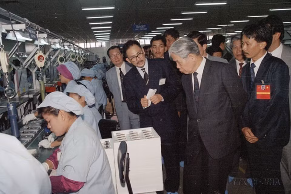 Tổng Bí thư Đỗ Mười thăm nhà máy điện tử TAAC-Malaysia, trong chuyến thăm chính thức Malaysia năm 1994. (Ảnh: Xuân Lâm/TTXVN)