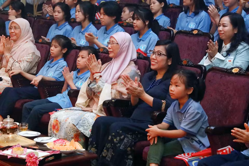 Phu nhân Thủ tướng Việt Nam Lê Thị Bích Trân cùng Phu nhân Thủ tướng Malaysia Dato' Seri Dr. Wan Azizah binti Dr. Wan Ismail xem biểu diễn múa rối nước truyền thống tại Nhà hát nghệ thuật đương đại Việt Nam. (Ảnh: Phạm Kiên/TTXVN)