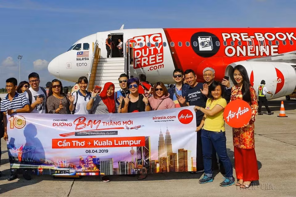 Sáng 8/4/2019, chuyến bay số hiệu AK 575 của Hãng hàng không AirAsia (Malaysia) từ Kuala Lumpur hạ cánh xuống Sân bay Quốc tế Cần Thơ, đánh dấu lịch sử là chuyến bay quốc tế đầu tiên kết nối Cần Thơ bay thẳng đến Malaysia. (Ảnh: Thanh Liêm/TTXVN)