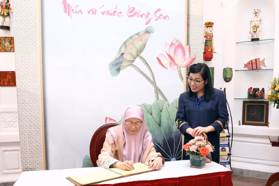 Phu nhân Thủ tướng Malaysia Dato' Seri Dr. Wan Azizah binti Dr. Wan Ismail ghi sổ lưu niệm tại Nhà hát nghệ thuật đương đại Việt Nam, Trung tâm múa rối nước Bông Sen, 16 Lê Thái Tổ, Hà Nội. (Ảnh: Phạm Kiên/TTXVN)
