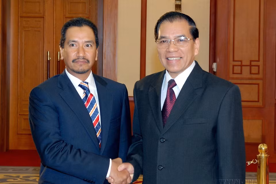 Tổng Bí thư Nông Đức Mạnh tiếp Quốc vương Malaysia Sultan Mizan Zainal Abidin thăm chính thức Việt Nam, ngày 12/3/2009. (Ảnh: Nhan Sáng/TTXVN)
