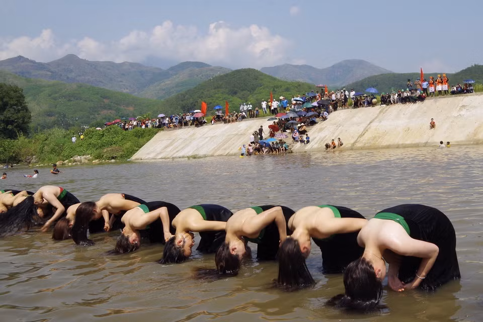 Tái hiện lễ hội Áphôchiêng (lễ hội gội đầu) của người Thái trắng huyện Phong Thổ. (Ảnh: Việt Hoàng/TTXVN)