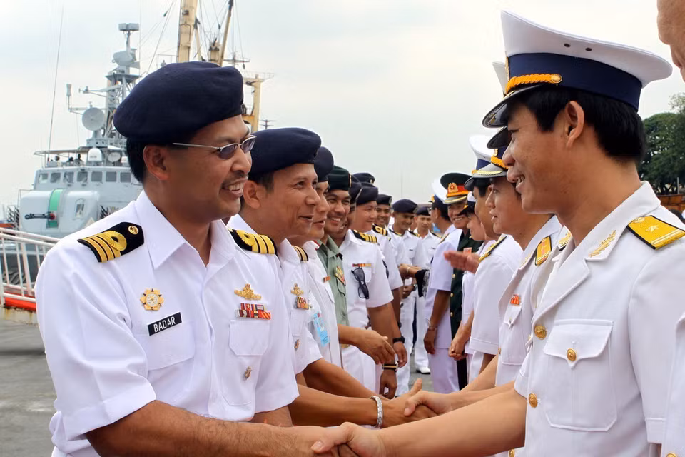 Lễ đón thủy thủ tàu hải quân Malaysia tại Cảng Sài Gòn trong chuyến thăm chính thức 4 ngày tới Việt Nam, ngày 6/10/2011. (Ảnh: Thanh Vũ/TTXVN)