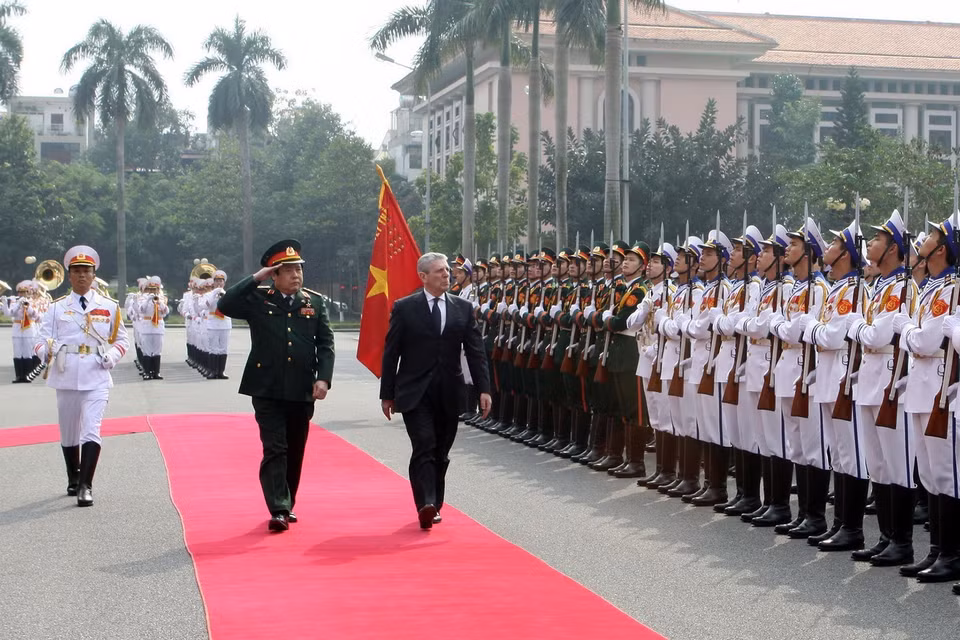 Bộ trưởng Bộ Quốc phòng Phùng Quang Thanh đón và hội đàm với Bộ trưởng Quốc phòng Italy Giampaolo Di Paola thăm Việt Nam, Hà Nội, 10/1/2013. (Ảnh: Trọng Đức/TTXVN)