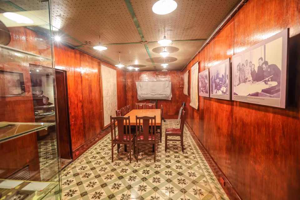 Phòng giao ban tác chiến rộng khoảng 20m2, là chỗ làm việc của trực ban trưởng. Đây cũng là nơi các lãnh đạo cao cấp của Đảng, Nhà nước, quân đội đến làm việc, chỉ huy trong suốt 2 cuộc chiến tranh phá hoại miền Bắc của đế quốc Mỹ. (Ảnh: Minh Sơn/Vietnam+)