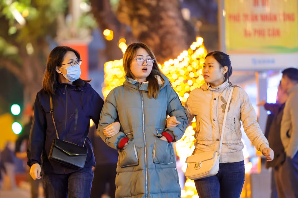 Về phạm vi hoạt động phố đi bộ sẽ chia làm hai giai đoạn, giai đoạn 1 gồm tuyến phố Trần Nhân Tông (đoạn từ nút giao với phố Quang Trung đến ngã 3 Trần Bình Trọng), trục chính công viên Thống Nhất (đoạn từ cổng công viên Thống Nhất đến hồ Bảy Mẫu) và toàn bộ khu vực vườn hoa, cây xanh, đường dạo xung quanh hồ Thiền Quang. (Ảnh: Minh Sơn/Vietnam+)
