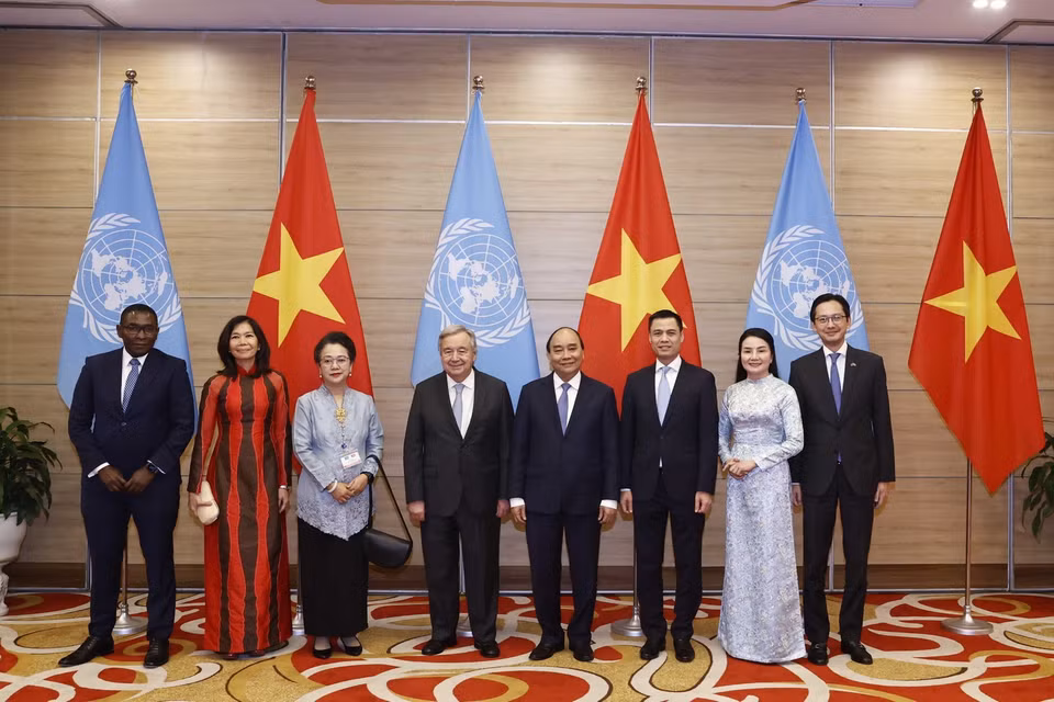 Chủ tịch nước Nguyễn Xuân Phúc và Tổng Thư ký Liên hợp quốc António Guterres cùng các đại biểu dự lễ kỷ niệm. (Ảnh: TTXVN)