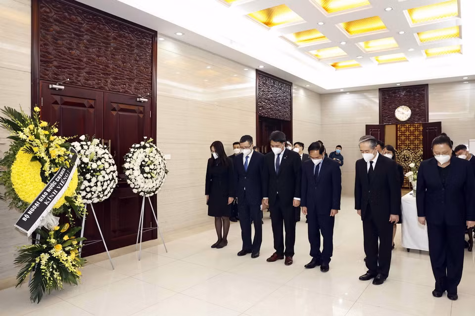 Bộ trưởng Bộ Ngoại giao Bùi Thanh Sơn đến Đại sứ quán Trung Quốc tại Hà Nội viếng nguyên Tổng Bí thư, Chủ tịch nước Trung Quốc Giang Trạch Dân. (Ảnh: Thống Nhất/TTXVN)