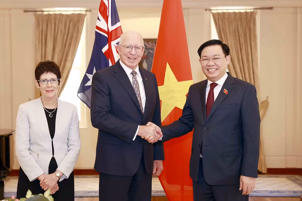 Chủ tịch Quốc hội Vương Đình Huệ cùng Toàn quyền Australia David Hurley và Phu nhân. (Ảnh: Doãn Tấn/TTXVN)