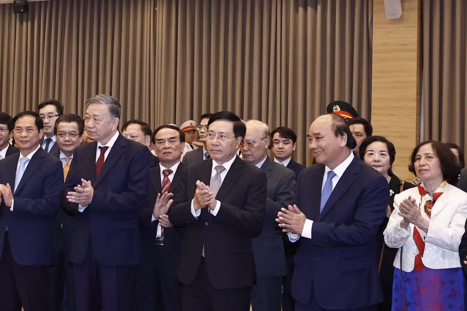 Chủ tịch nước Nguyễn Xuân Phúc cùng các đồng chí lãnh đạo Đảng, Nhà nước, các bộ, ngành dự lễ kỷ niệm. (Ảnh: TTXVN)