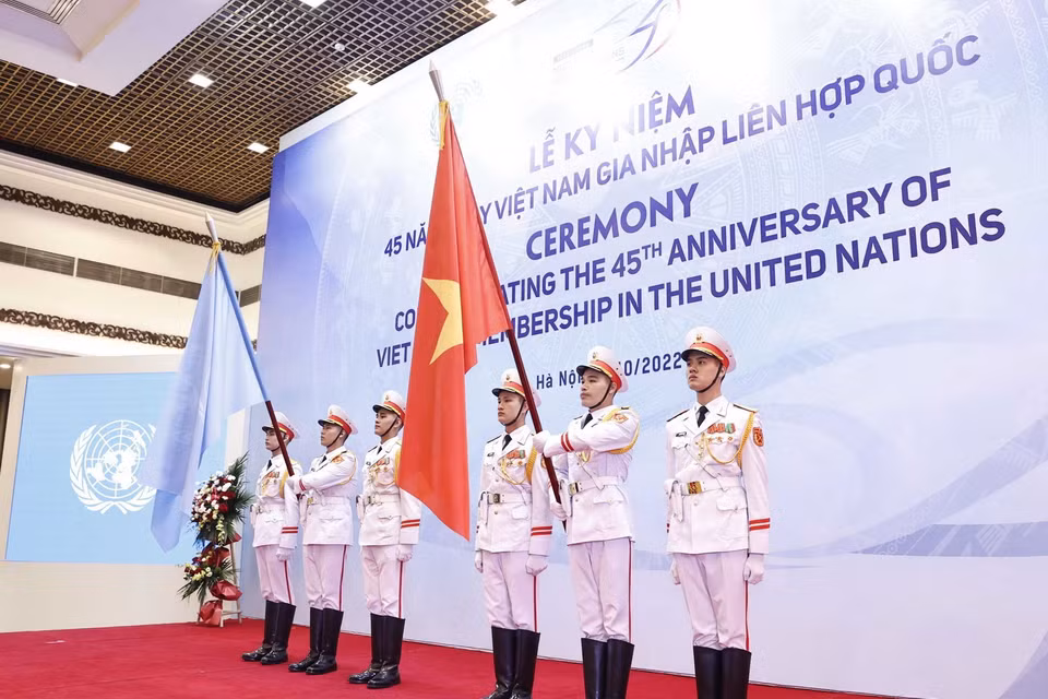 Tiêu binh rước Quốc kỳ Việt Nam và cờ Liên Hợp quốc tại lễ kỷ niệm. (Ảnh: TTXVN)