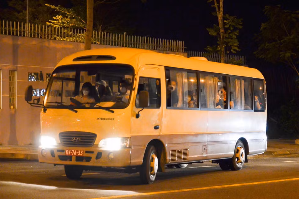 Xe chở 20 hành khách Hàn Quốc từ Bệnh viện Phổi Đà Nẵng đến Sân bay Quốc tế Đà Nẵng. (Ảnh: Văn Dũng/TTXVN)