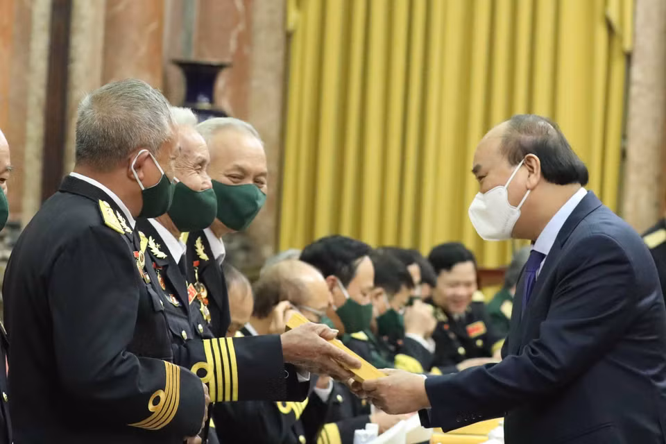 Chủ tịch nước Nguyễn Xuân Phúc tặng quà lưu niệm cho các đại biểu. (Ảnh: Thống Nhất/TTXVN)