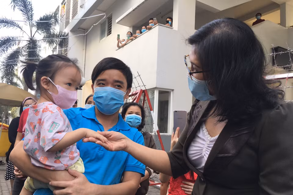 Lãnh đạo địa phương thăm hỏi người dân trong khu C2, Khu dân cư Ehome4. (Ảnh: Văn Hướng/TTXVN)