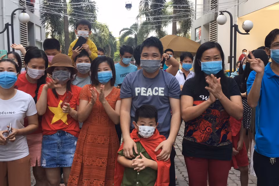 Người dân vui mừng khi dỡ bỏ phong tỏa khu cách ly. (Ảnh: Văn Hướng/TTXVN)