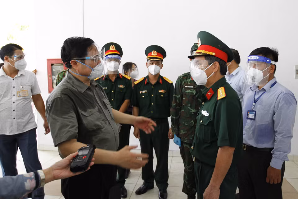 Thủ tướng Phạm Minh Chính kiểm tra công tác phòng, chống dịch COVID-19 tại phường Cát Lái, thành phố Thủ Đức. (Ảnh: Thanh Vũ/TTXVN)