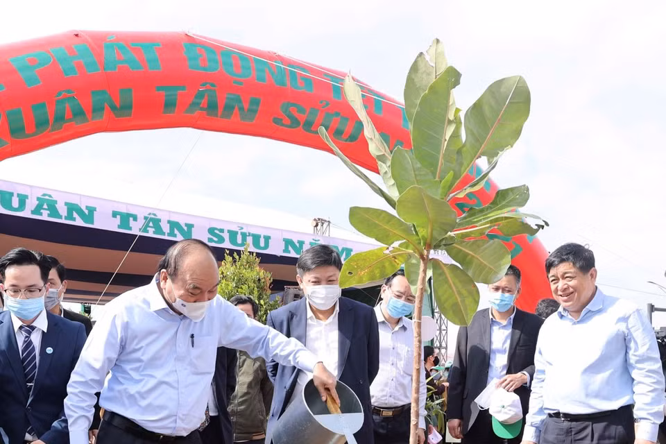 Thủ tướng Nguyễn Xuân Phúc tham gia 'Tết trồng cây' Xuân Tân Sửu năm 2021. (Ảnh: Thống Nhất/TTXVN)