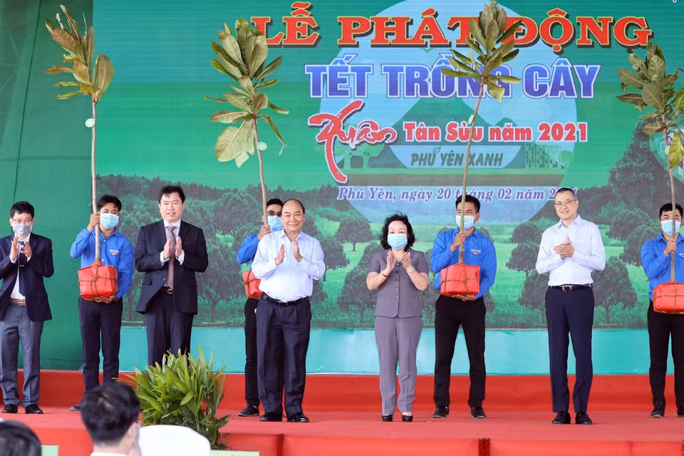 Thủ tướng Nguyễn Xuân Phúc phát động 'Tết trồng cây' Xuân Tân Sửu năm 2021 tại Phú Yên. (Ảnh: Thống Nhất/TTXVN)